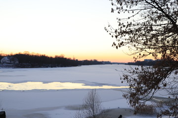 Лёд почти встал.