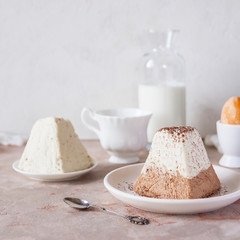 Easter background. Traditional Easter holiday table: cake, Easter and Easter eggs. Copy space - Image