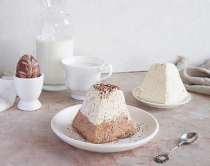 Easter background. Traditional Easter holiday table: cake, Easter and Easter eggs. Copy space - Image