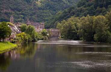 Fototapeta na wymiar La población medieval de Entraygues-sur-Truyère y el rio Truyere