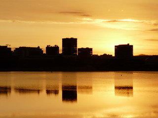Fototapeta na wymiar Buildings de Bergen se mirant dans l'eau au coucher du soleil