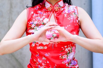 チャイナドレスを着た女性