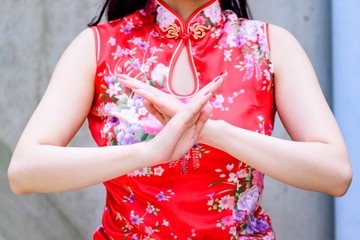 チャイナドレスを着た女性
