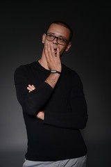 Fototapeta premium mężczyzna w czarnej kurtce pokazuje emocje w Studio na czarnym tle