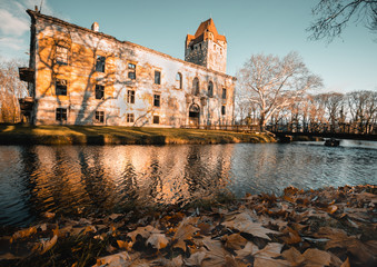 Obraz premium Lake and Castle with autumn leaves in lower Austria