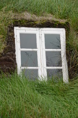 Finestra casa torba ed erba islandese ecologica