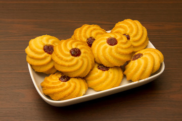 crumbly biscuits with jam