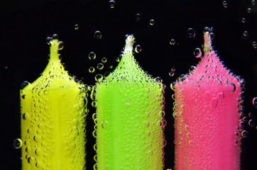 bunte kerzen unter wasser mit luftblasen