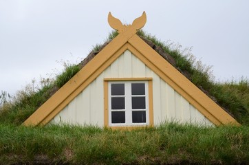 Finestra casa nordica con tetto di erba islandese ecologica