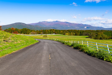 Naklejka premium 宮城栗駒高原の牧場と紅葉の栗駒山