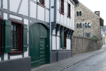 Fototapeta na wymiar Bad Münstereifel, Fachwerkhaus, Im Hintergrund Romanisches Haus