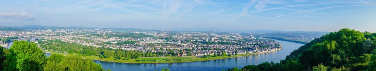 Fototapeta na wymiar Rheinschleife bei Koblenz von oben