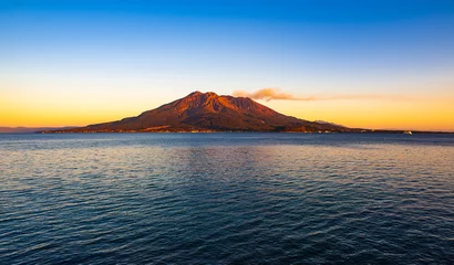 Tuinposter 桜島の夕景_雄大な桜島・錦江湾、南に遠くに開聞岳、北には霧島連山を望む © narutake