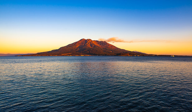 火山 のストック写真 ロイヤリティフリーの画像 ベクター およびビデオ Adobe Stock