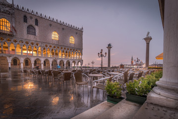 Fototapeta premium Rainy early morning in venice