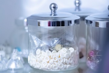 ビンに入った白いボタン