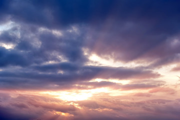 Fototapeta premium Kolorowe niebo chmury zachód słońca tło w pięknym stylu na tle przyrody ciemny krajobraz