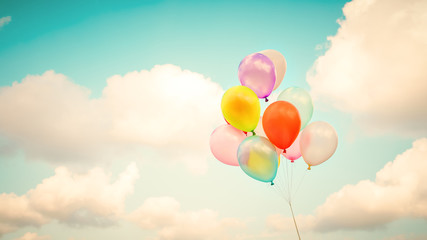 Vintage multicolor balloons with done with a retro instagram filter effect on blue sky. Ideas for the background of love in summer and valentine, wedding honeymoon concept. - obrazy, fototapety, plakaty
