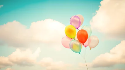 Vintage mehrfarbige Ballons mit einem Retro-Instagram-Filtereffekt auf blauem Himmel. Ideen für den Hintergrund der Liebe im Sommer und Valentinstag, Hochzeitsflitterwochenkonzept. © jakkapan