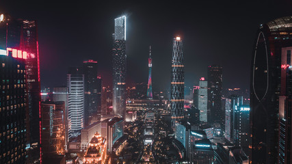 Erstaunliche Draufsicht in der Innenstadt auf dem Kantonsturm in Guangzhou, China © Олег Радчук