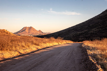 Hermoso paisaje, es un camino entre montañas