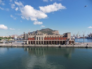 Fototapeta na wymiar Il porto di Palermo