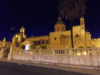 Fototapeta na wymiar Palermo- Cattedrale di notte
