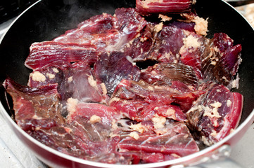 まぐろの血合いの煮物（調理中）