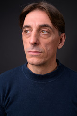 Fototapeta premium Twarz dojrzałego przystojnego Włocha myśli