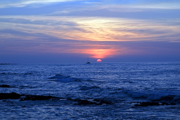 ハワイ島／日没とヨット