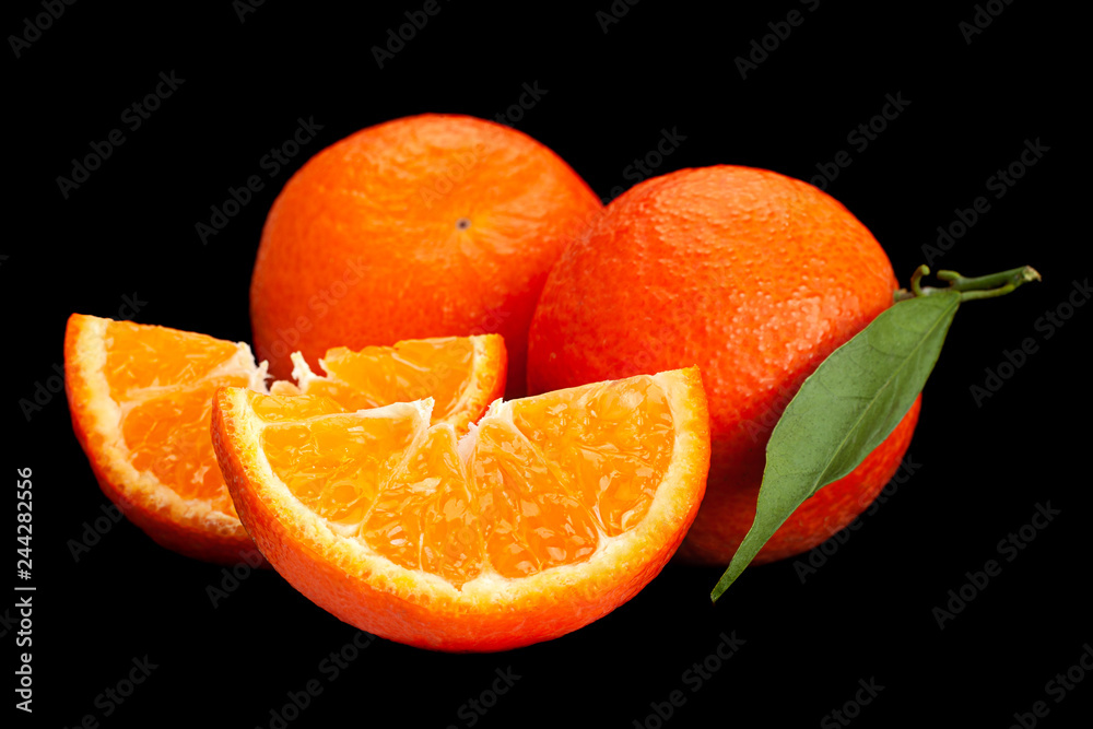 Wall mural Clementine citrus fruit on black