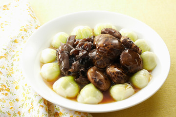 Delicious Chinese cuisine, pouring mushrooms