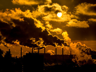 Obraz premium Industrial plant emitting heavy smoke