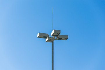 Fototapeta na wymiar Metalowa lampa uliczna na tle niebieskiego nieba