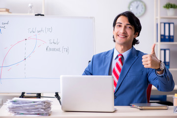 Naklejka premium Busy businessman explaining business charts