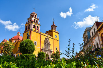 La iconica iglesia amarilla en Guanajuato Mexico