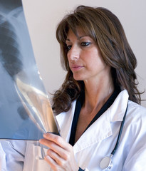Dottoressa in Ospedale guarda Radiografia