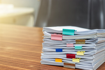 The stack of documents is arranged on the desk by sorting the job with a clip of colored paper.