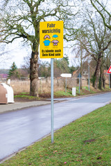schild langsam fahren
