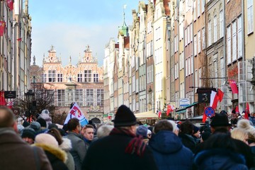 Obraz premium Thousands people crowded into the streets of city to bid farewell to the city’s mayor who was murdered.