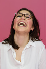 lachende Frau mit Brille
