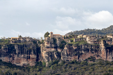 Fototapeta na wymiar Vista panorámica de la ciudad medieval de Ciurana o Siurana sobre el riscal de la Sierra de la Gritella