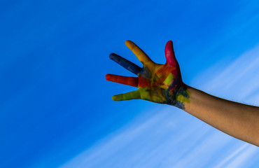 Farbige Hand am Himmel