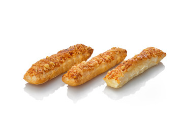 Blätterteig Stangen mit Käse überbacken