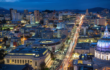 Fototapeta premium Beautiful view of business center in downtown San Francisco in USA at dusk.