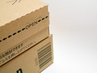 積み上げられたダンボールの小包