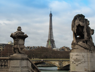 Blick auf Eiffelturm von Pont Alexandre III