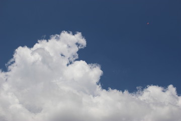 Un nuage dans le ciel pour rêver (cumulus se détachant sur un ciel d'un bleu profond)