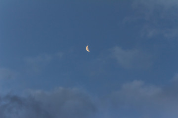 Mond bei Sonnenaufgang über der Ostsee