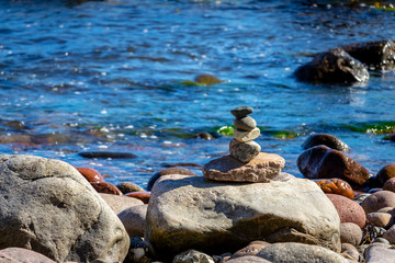 Steinturm an Küste der Ostsee